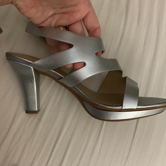 Naturalizer Women's Dee Slingbackheels Heeled Sandal in silver! ✨US size 7.5W - Picture 1 of 10